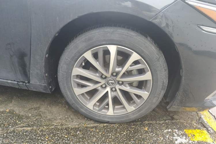 Used Lexus ES 2021 300h Excellence Edition Right Front Wheel Hub