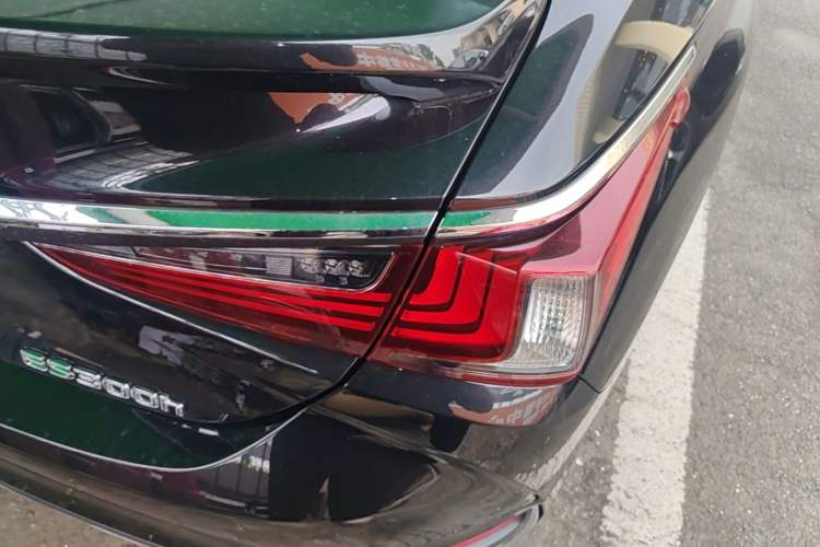 Used Lexus ES 2021 300h Excellence Edition Right Rear Taillight