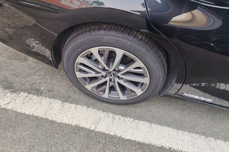 Used Lexus ES 2021 300h Excellence Edition Right Rear Wheel Hub