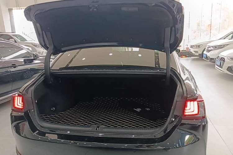 Used Lexus ES 2021 300h Excellence Edition Trunk