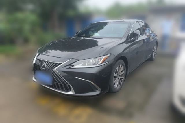 Ojetý Lexus ES 2021 300h Excellence Edition