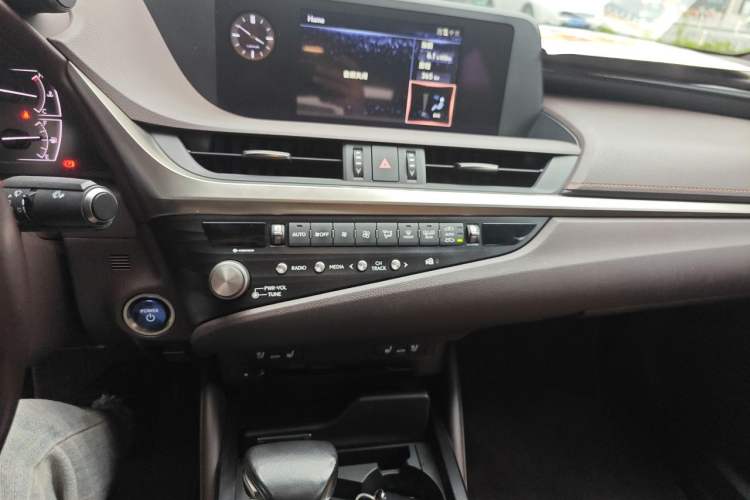 Used Lexus ES 2021 300h Deluxe Edition Audio And AC Panel