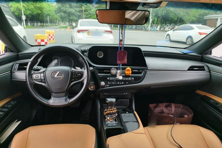 Used Lexus ES 2021 200 Excellence Edition Center Console