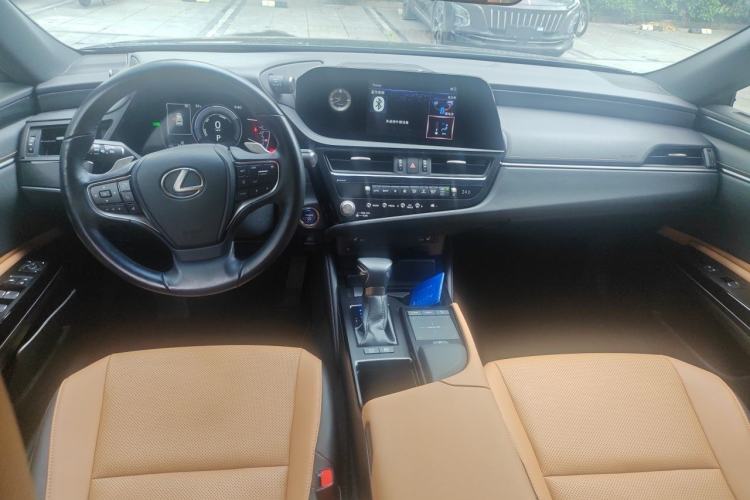 Used Lexus ES 2021 300h Excellence Edition Center Console