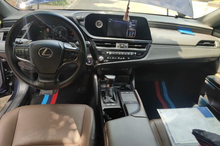 Used Lexus ES 2021 300h Deluxe Edition Center Console