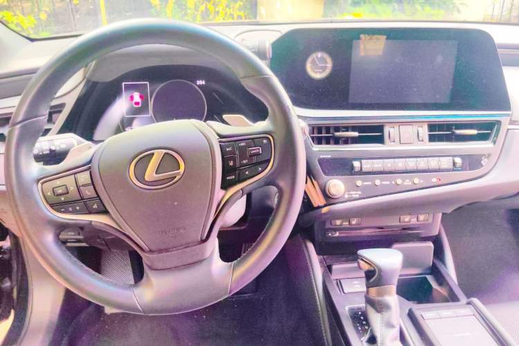 Used Lexus ES 2021 300h Deluxe Edition Center Console