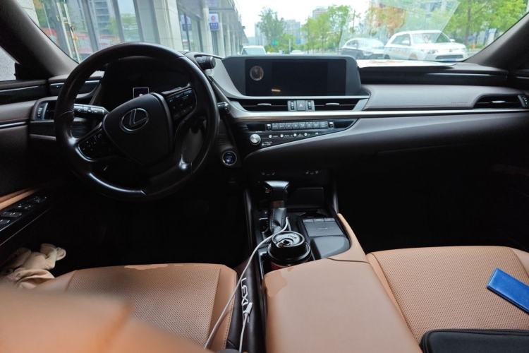 Used Lexus ES 2021 300h Deluxe Edition Center Console