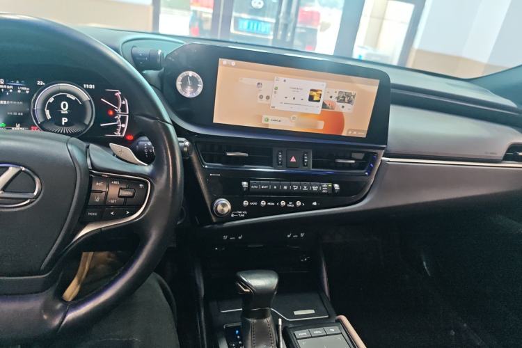 Used Lexus ES 2021 300h Deluxe Edition Center Console