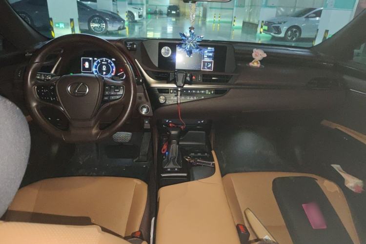 Used Lexus ES 2021 200 Excellence Edition Center Console