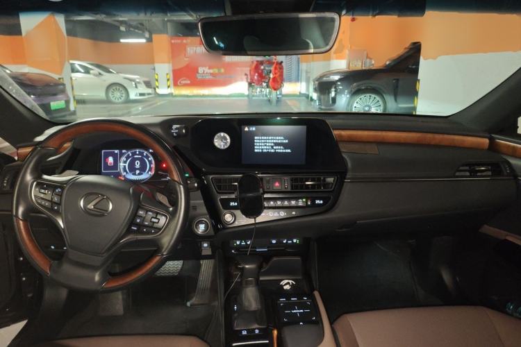 Used Lexus ES 2021 200 Luxury Edition Center Console
