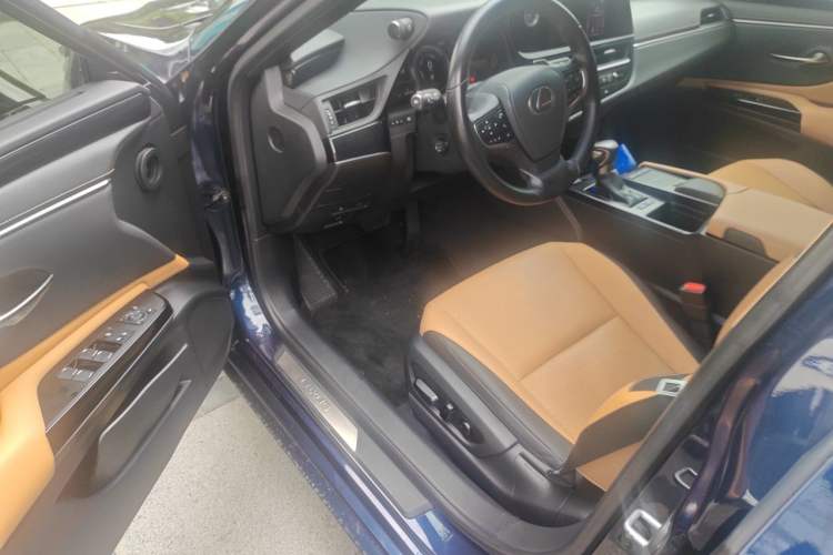 Used Lexus ES 2021 300h Excellence Edition Driver Seat