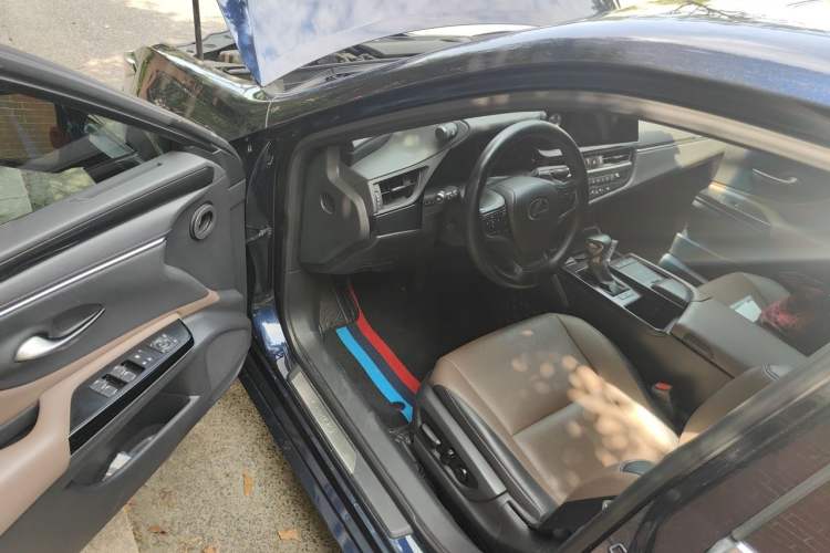 Used Lexus ES 2021 300h Deluxe Edition Driver Seat