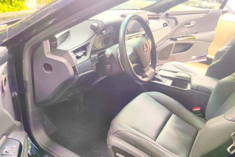 Used Lexus ES 2021 300h Deluxe Edition Driver Seat