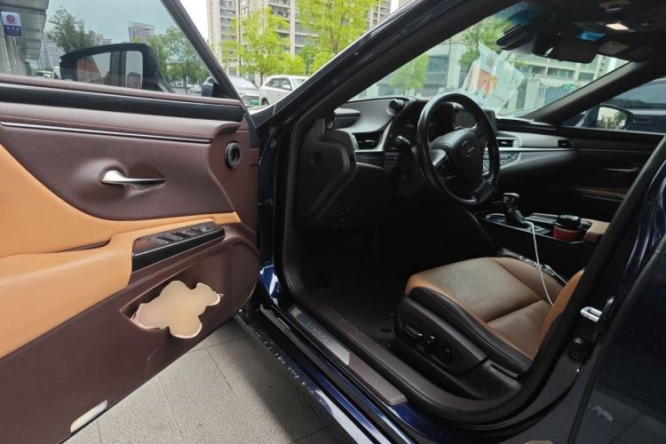Used Lexus ES 2021 300h Deluxe Edition Driver Seat