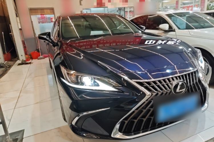 Used Lexus ES 2021 200 Excellence Edition Front Right 45 Deg