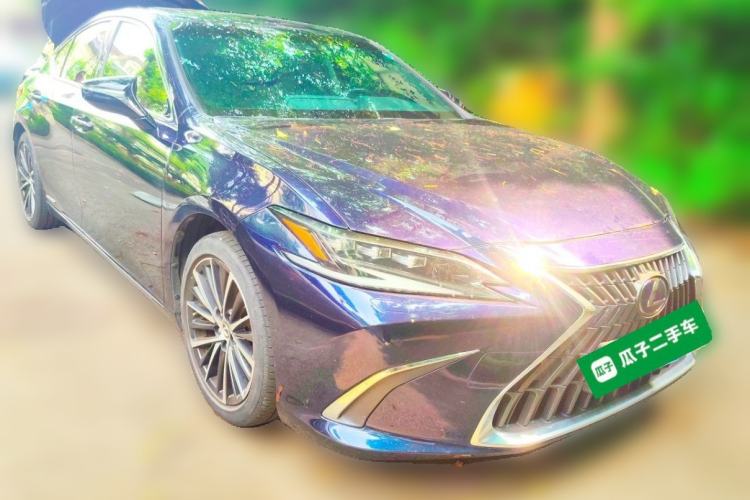 Used Lexus ES 2021 300h Deluxe Edition Front Right 45 Deg