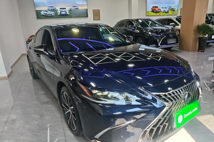 Used Lexus ES 2021 300h Deluxe Edition Front Right 45 Deg