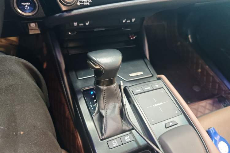 Used Lexus ES 2021 300h Deluxe Edition Gear Lever