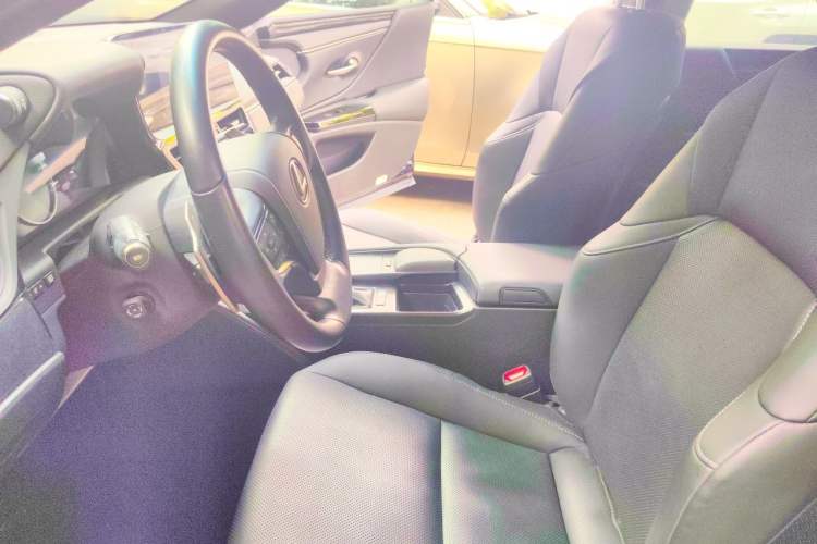 Used Lexus ES 2021 300h Deluxe Edition Left Front Seat