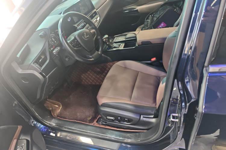 Used Lexus ES 2021 300h Deluxe Edition Left Front Seat
