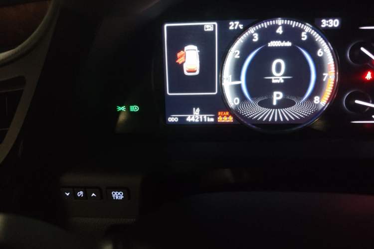 Used Lexus ES 2021 200 Luxury Edition Odometer Close Up