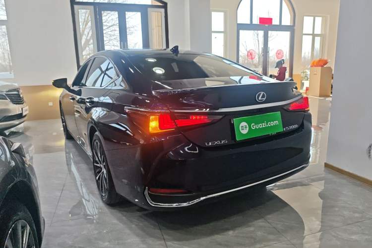 Used Lexus ES 2021 300h Deluxe Edition Rear Left 45 Deg