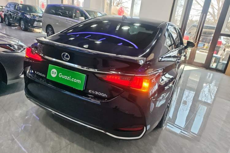 Used Lexus ES 2021 300h Deluxe Edition Rear Right 45 Deg