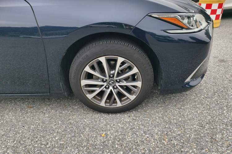 Used Lexus ES 2021 200 Excellence Edition Right Front Wheel Hub
