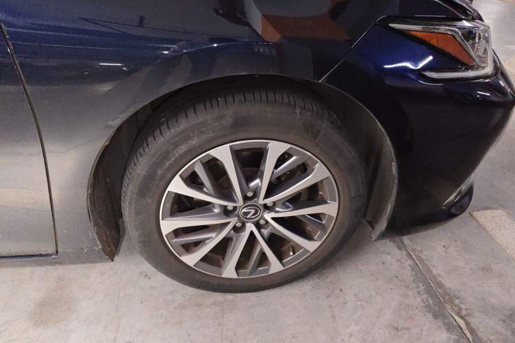 Used Lexus ES 2021 260 Excellence Edition Right Front Wheel Hub