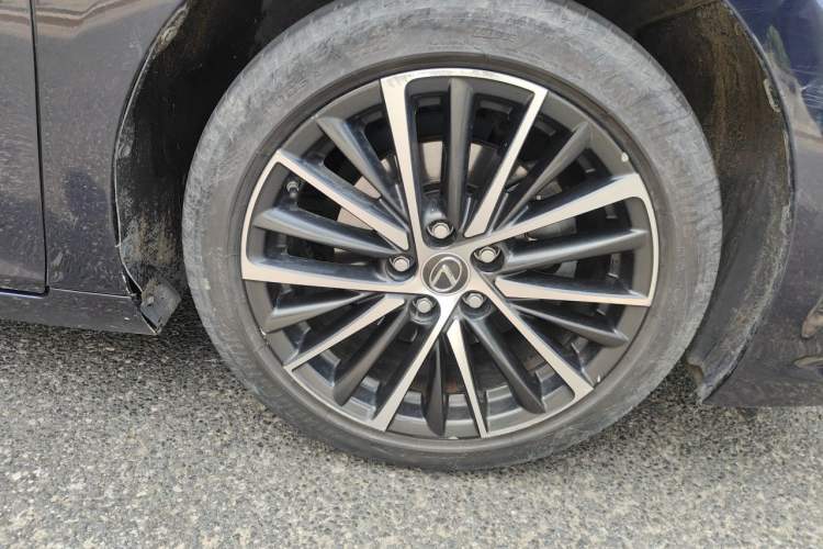 Used Lexus ES 2021 300h Deluxe Edition Right Front Wheel Hub