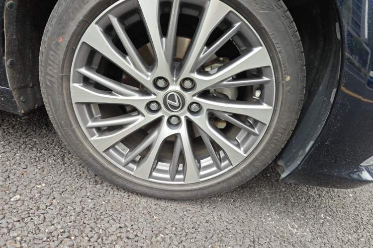 Used Lexus ES 2021 300h Deluxe Edition Right Front Wheel Hub