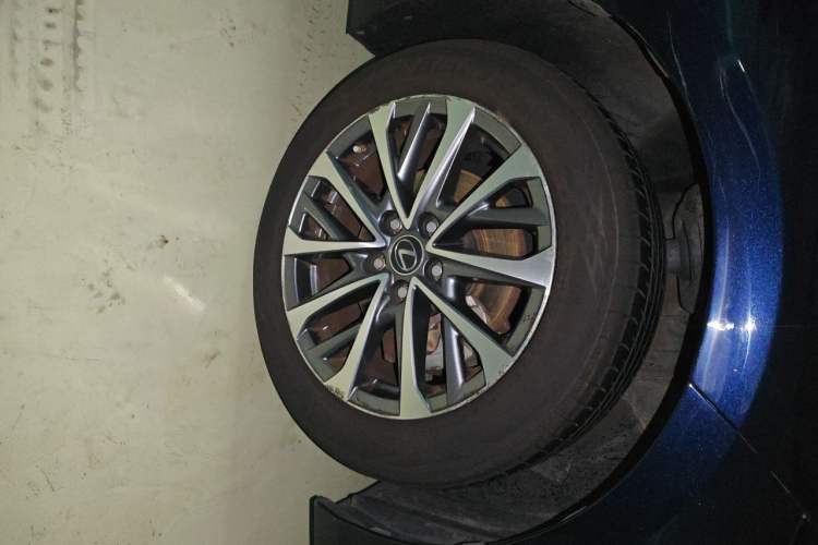 Used Lexus ES 2021 200 Excellence Edition Right Front Wheel Hub