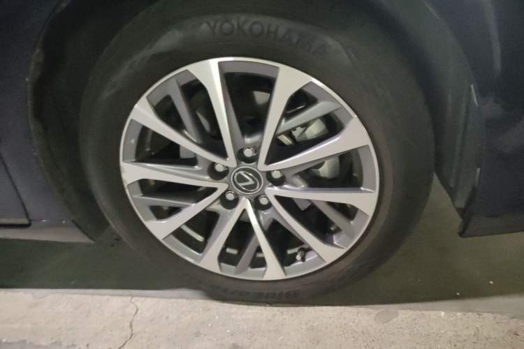 Used Lexus ES 2021 200 Excellence Edition Right Front Wheel Hub