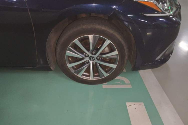 Used Lexus ES 2021 200 Excellence Edition Right Front Wheel Hub