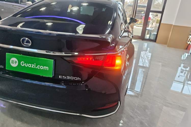 Used Lexus ES 2021 300h Deluxe Edition Right Rear Taillight