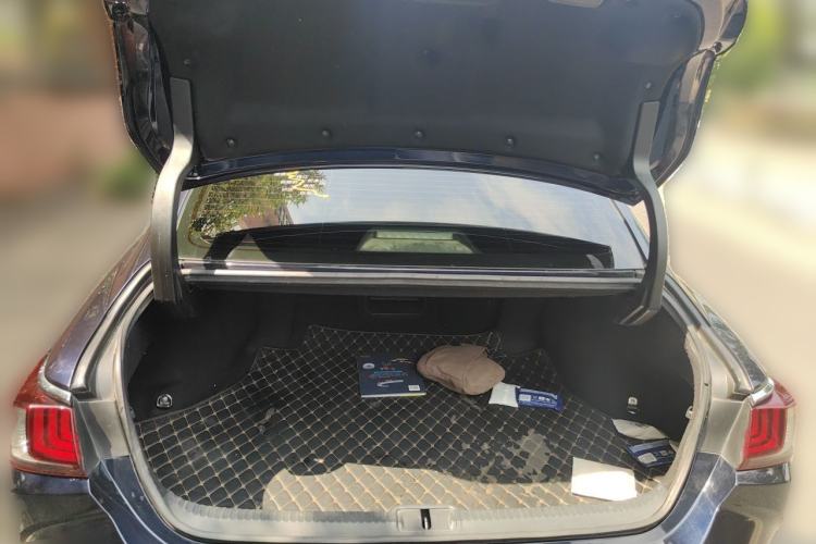 Used Lexus ES 2021 300h Deluxe Edition Trunk