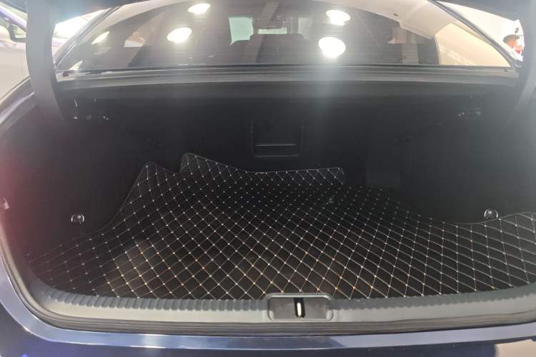 Used Lexus ES 2021 300h Deluxe Edition Trunk