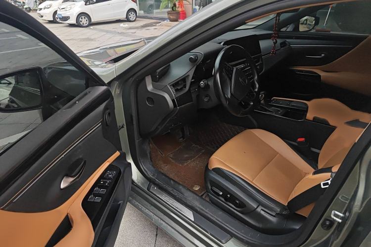 Used Lexus ES 2021 200 Excellence Edition Interior 2