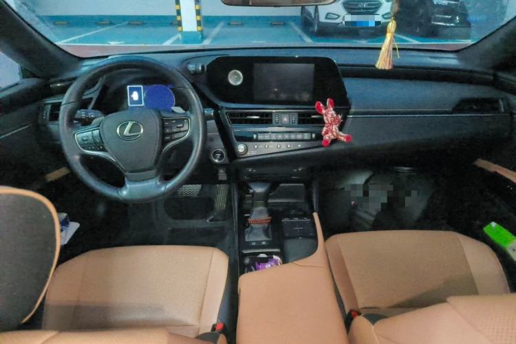 Used Lexus ES 2021 300h Excellence Edition Center Console