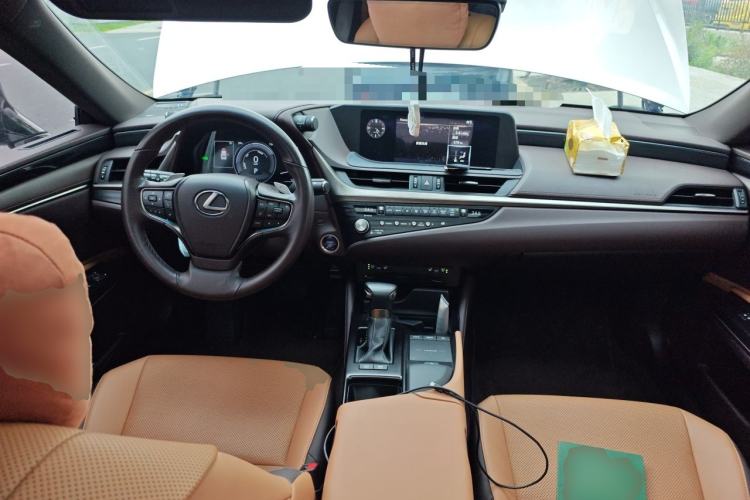 Used Lexus ES 2021 300h Deluxe Edition Center Console