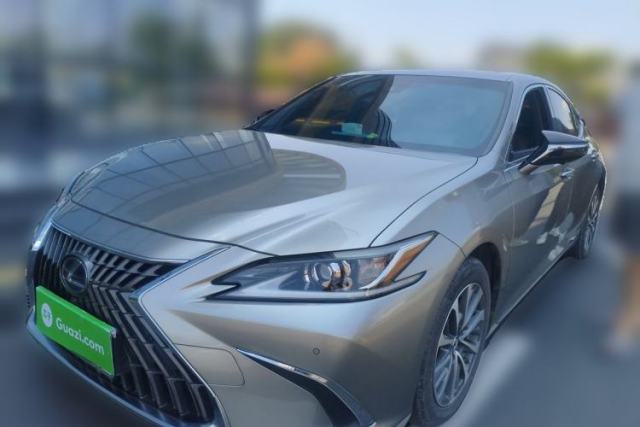 Lexus ES 2021 300h Excellence Edition مستعملة