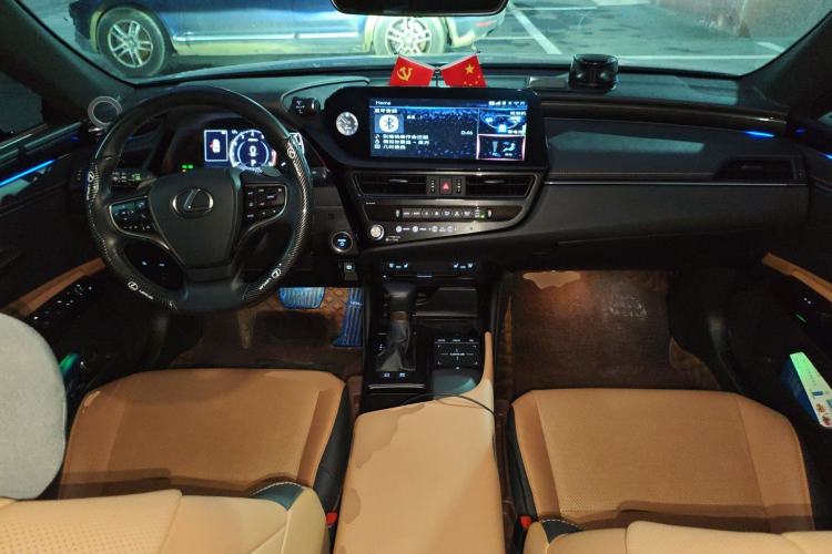 Used Lexus ES 2021 300h Deluxe Edition Center Console