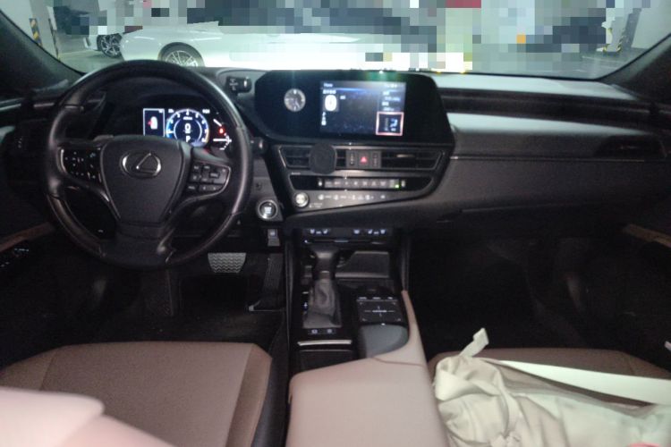 Used Lexus ES 2021 200 Luxury Edition Center Console
