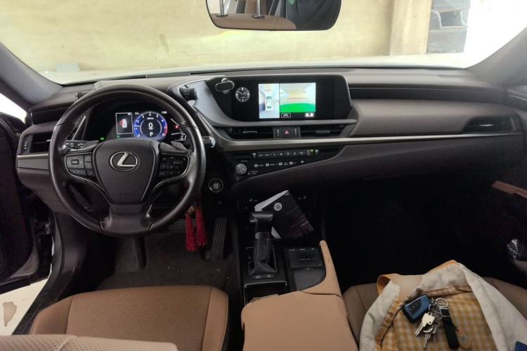 Used Lexus ES 2021 200 Excellence Edition Center Console