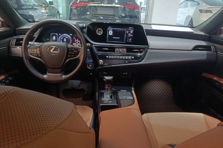 Used Lexus ES 2021 300h Excellence Edition Center Console