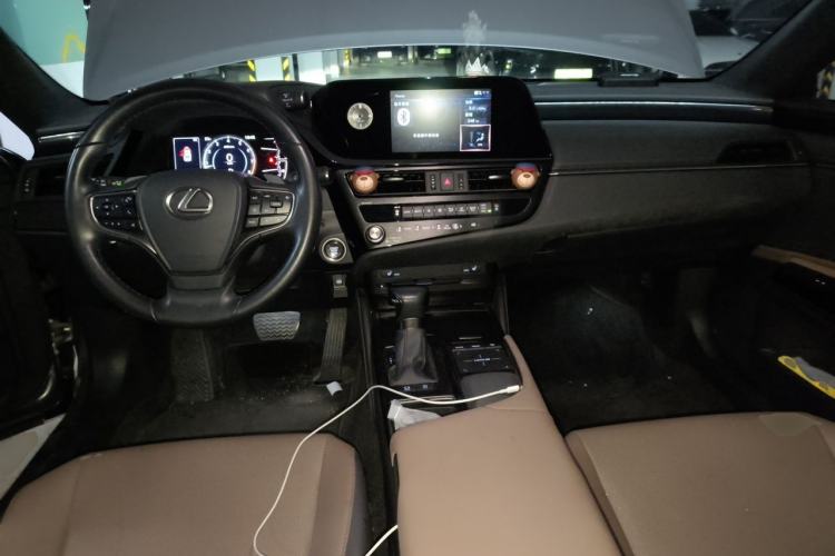 Used Lexus ES 2021 260 Excellence Edition Center Console