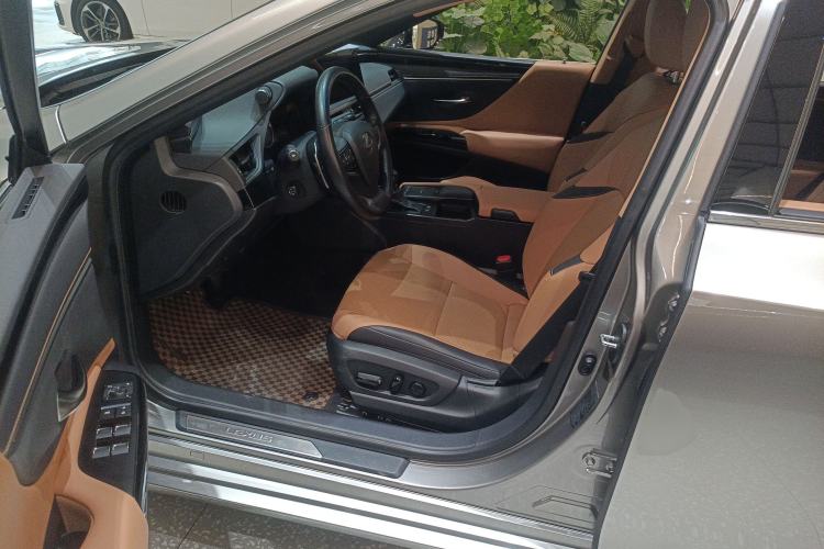 Used Lexus ES 2021 300h Excellence Edition Driver Seat