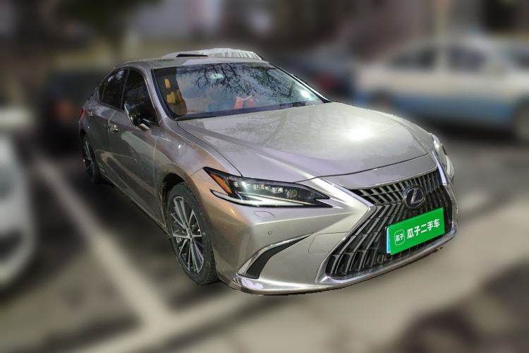Used Lexus ES 2021 300h Deluxe Edition Front Right 45 Deg