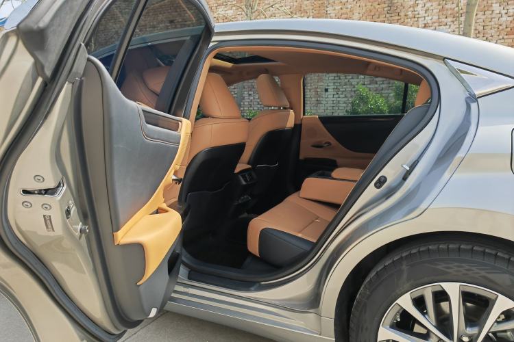 Used Lexus ES 2021 200 Excellence Edition Interior 4