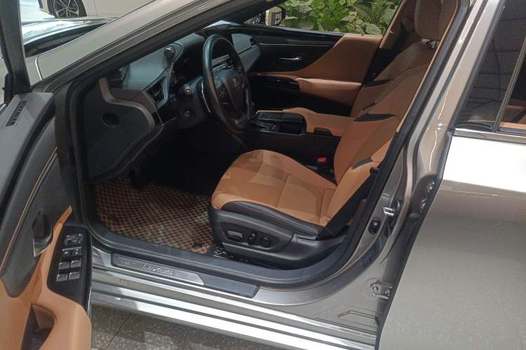 Used Lexus ES 2021 300h Excellence Edition Left Front Seat